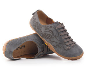 Scarpa Bioline grigia con incisione decorativa e suola in gomma naturale.