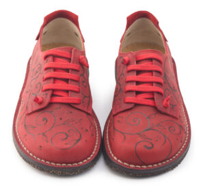 Scarpa Bioline rossa con motivi pirografati a riccioli, vivace e originale.