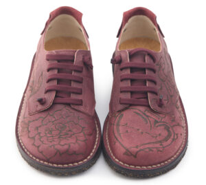 Scarpa Bioline bordeaux con pirografia floreale e cuore inciso a mano.