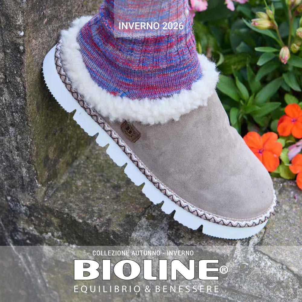 Stivale marrone e ciabatta rosa Bioline; contrasto tra stile e stagione