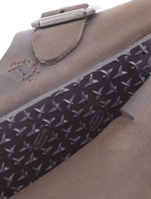 Un sabot Bioline marrone in pelle con suola in gomma nera antiscivolo e inciso “Made in Italy”.